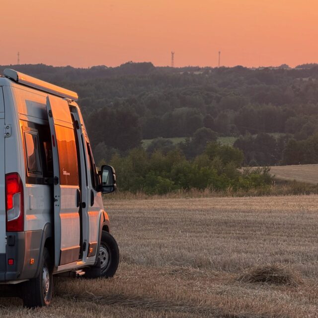 Takie pole nam się trafiło z pięknymi widokami i bajecznymi zachodami słońca 😍🚐 ale to nie przystanek na odpoczynek - tutaj coś się zacznie dziać 🫣😁 Trzymajcie kciuki 🤞

#pole #kamper #zachodalonca #budowa #wolność